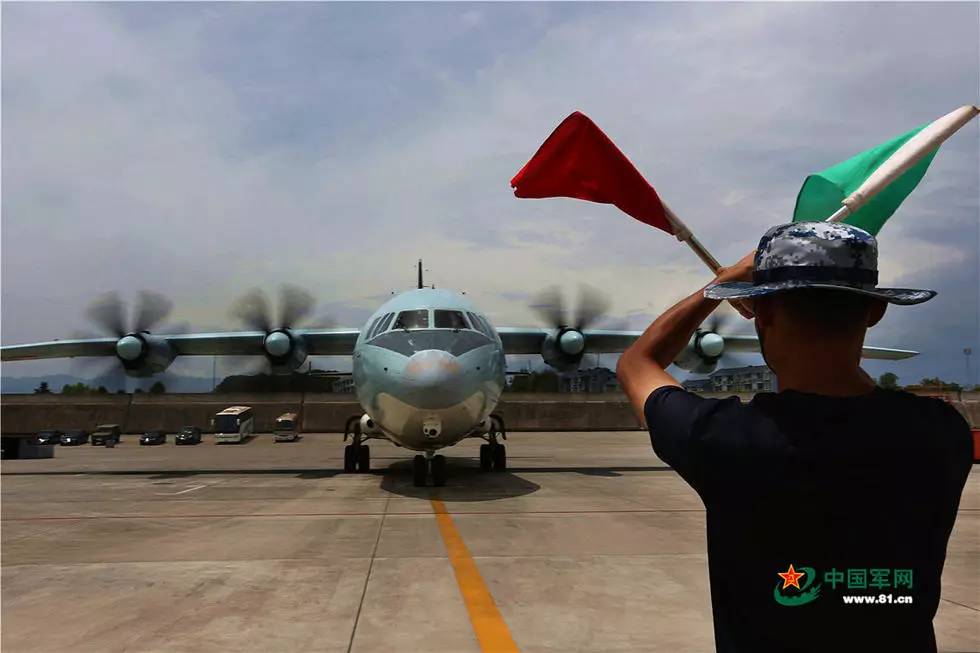 携带航拍影像资料的西部战区空军运-9飞机滑回停机坪.