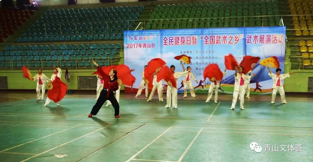 长穗的舞动似流星,姐妹们手握木兰飘香大扇飘逸大方,婀娜多姿,飞刀迎