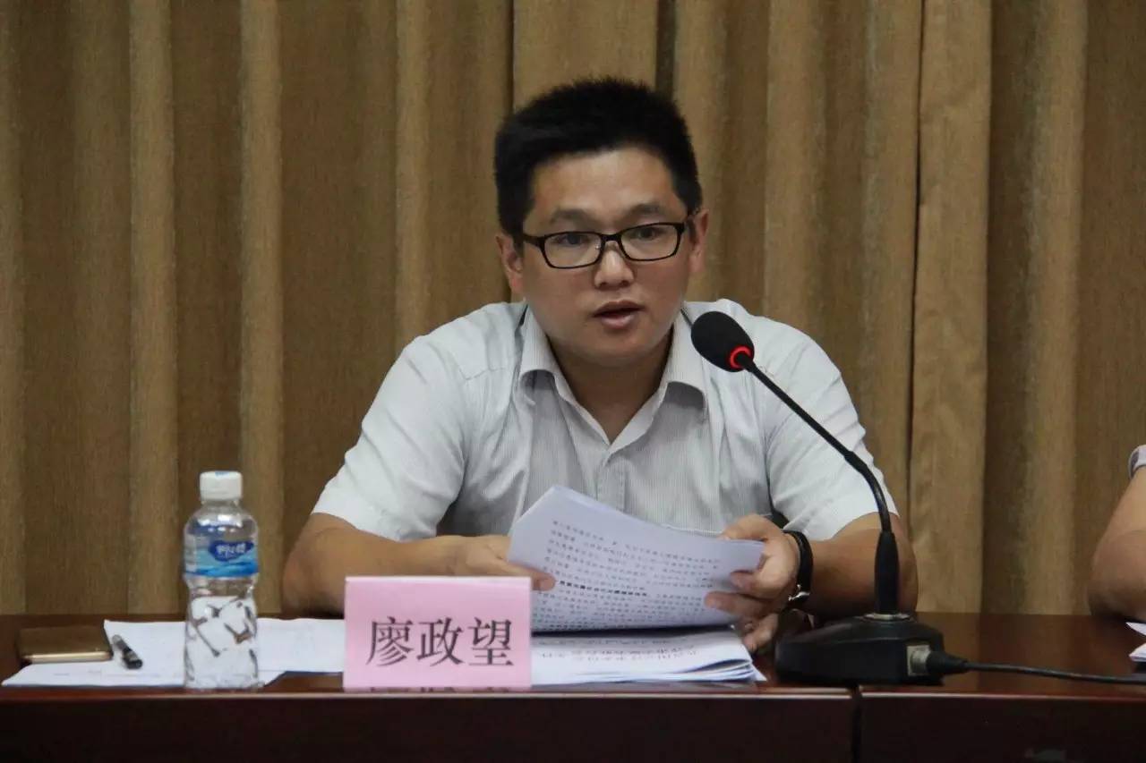 会上,由会长廖政望同志代表志愿者联合会一届二次理事会向大会作了