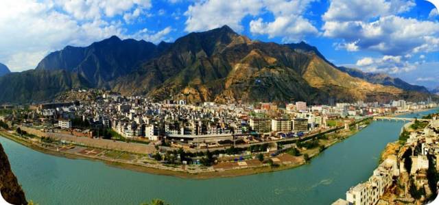 甘肃省辖地级市,位于甘肃省东南部,地处秦巴山区,东接陕西,南通四川