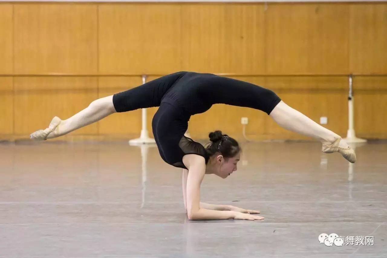 完成动作更准确,更到位 舞蹈基本功除了狭义的 压腿,下腰,踩跨等 还有