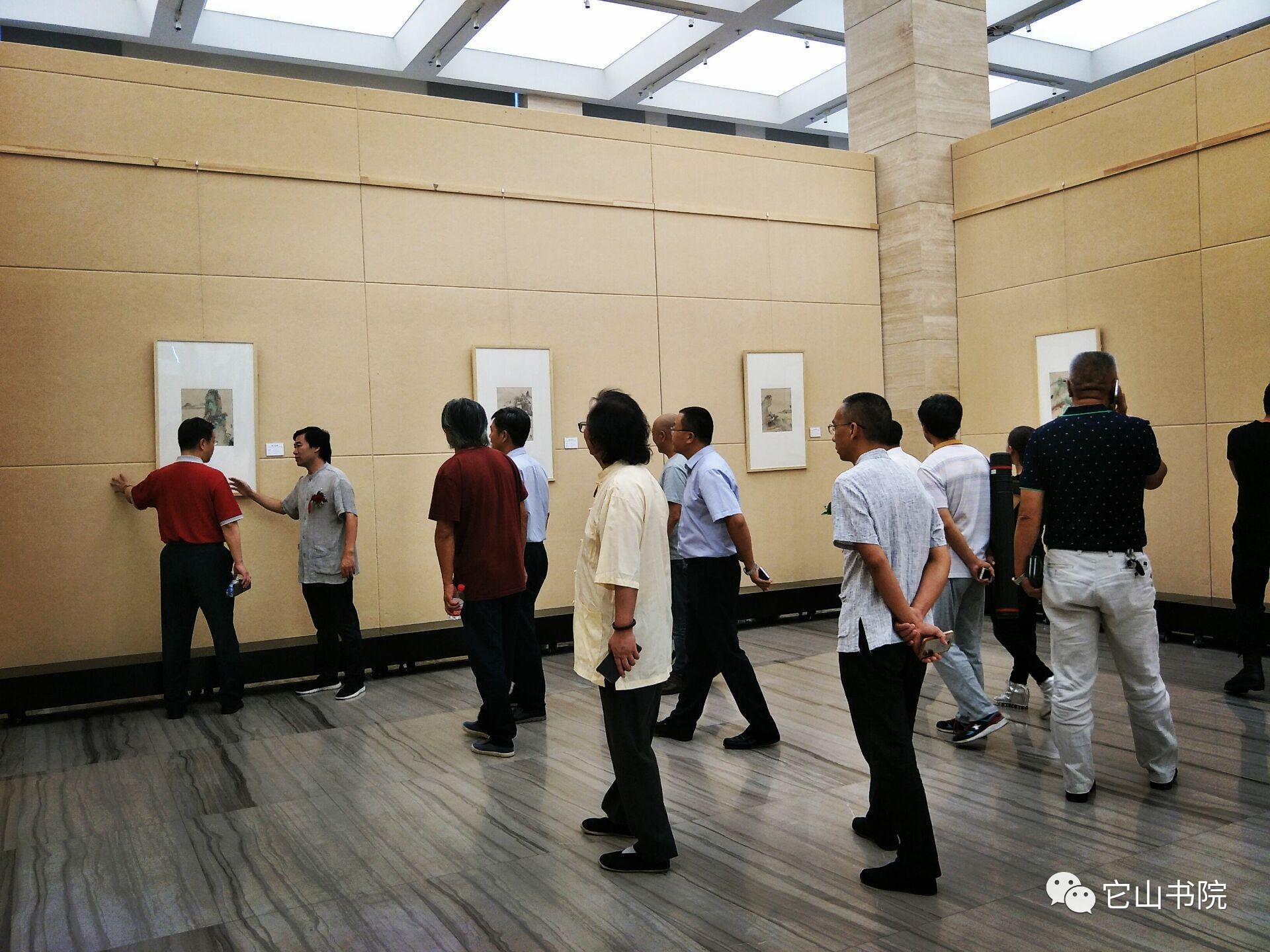 展览现场匠心之城走进克拉玛依陈十田书画展开幕