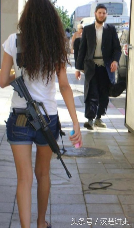 以色列女兵:度假也要背着卡宾枪