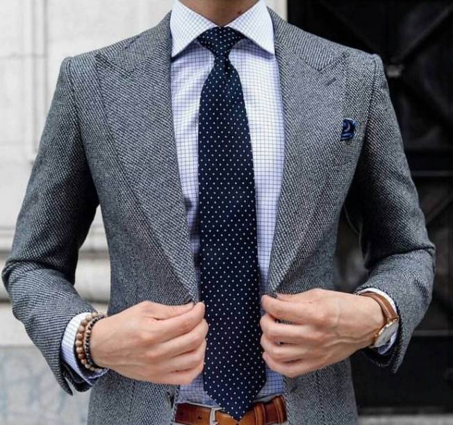 5,西装翻领和衬衫领口之间的间隙大小可以表明西装合不合体.