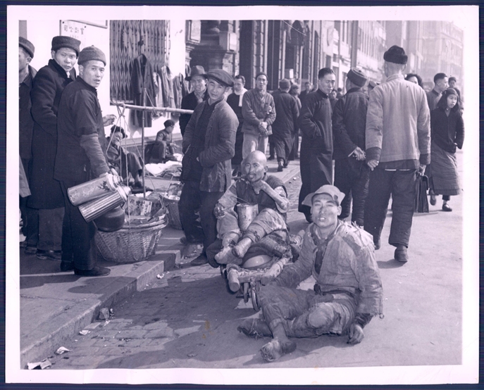 1949年初,上海街头的黑市交易和散工.