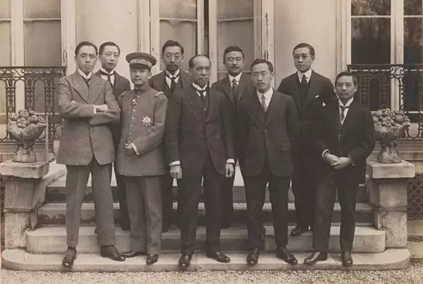 1919年,中国欧洲考察团在巴黎的合影左二蒋百里,左三梁启超,左四张君
