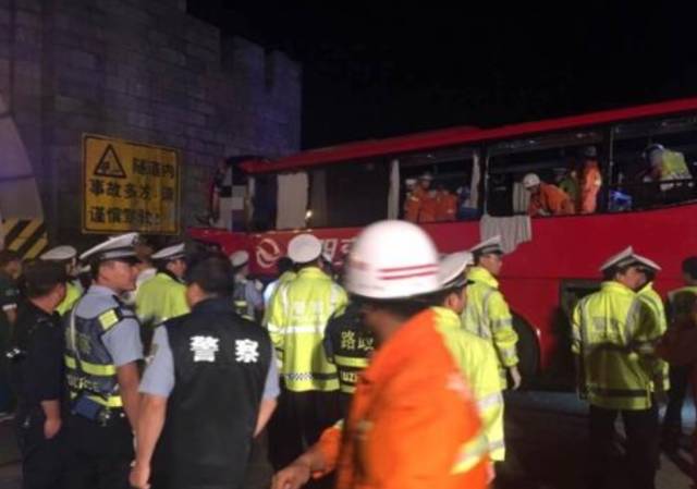 西汉高速发生车祸致36人死亡13伤!