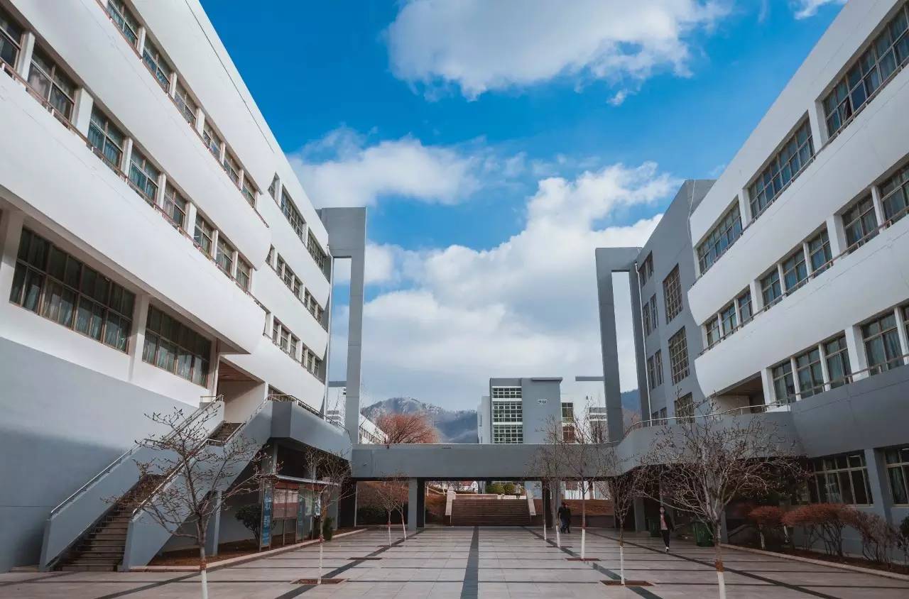 青岛大学金家岭校区第一餐厅 第十四首 一餐的菠萝炒肉还蛮好吃的 吃