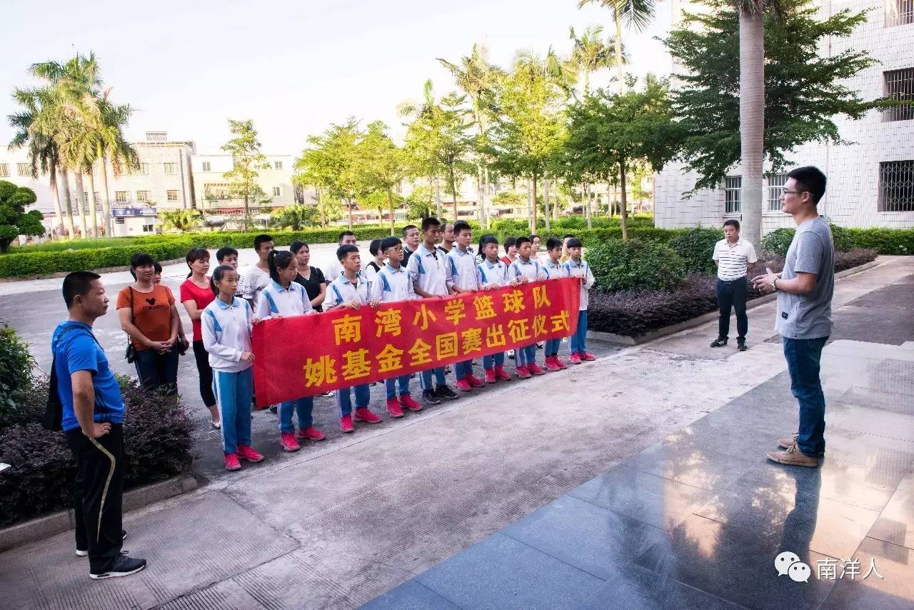 广州电视台对南湾小学篮球队的报道 由于成绩突出,广州电视台直播