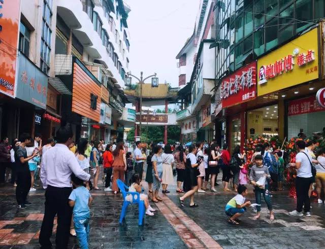 天呐!兴义街心花园杨柳街被这家店排队堵死了!