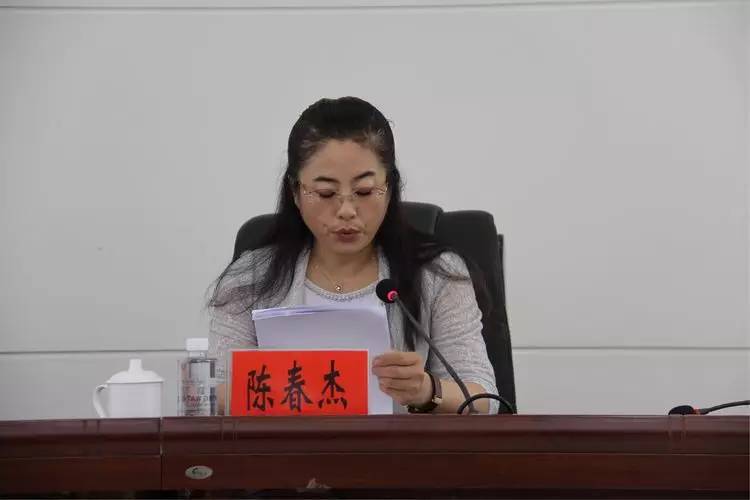 海伦市政府副市长陈春杰宣读了受助学生名单