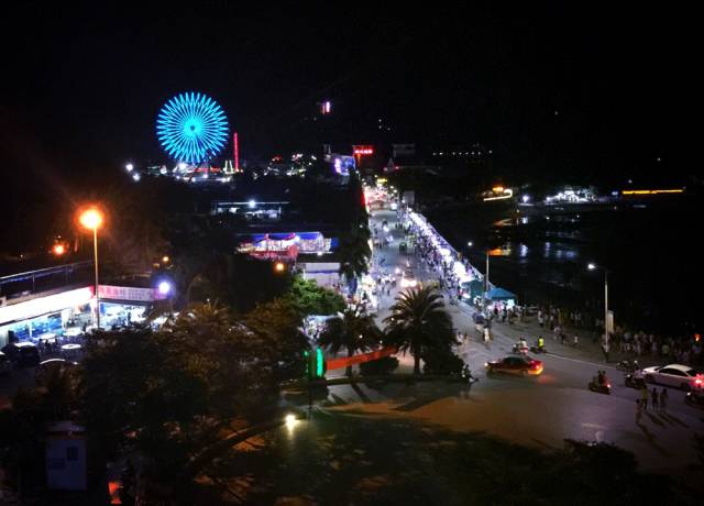 俯瞰沙扒独具魅力的全夜景,变换着五颜六色的巨大摩天轮可升级无敌