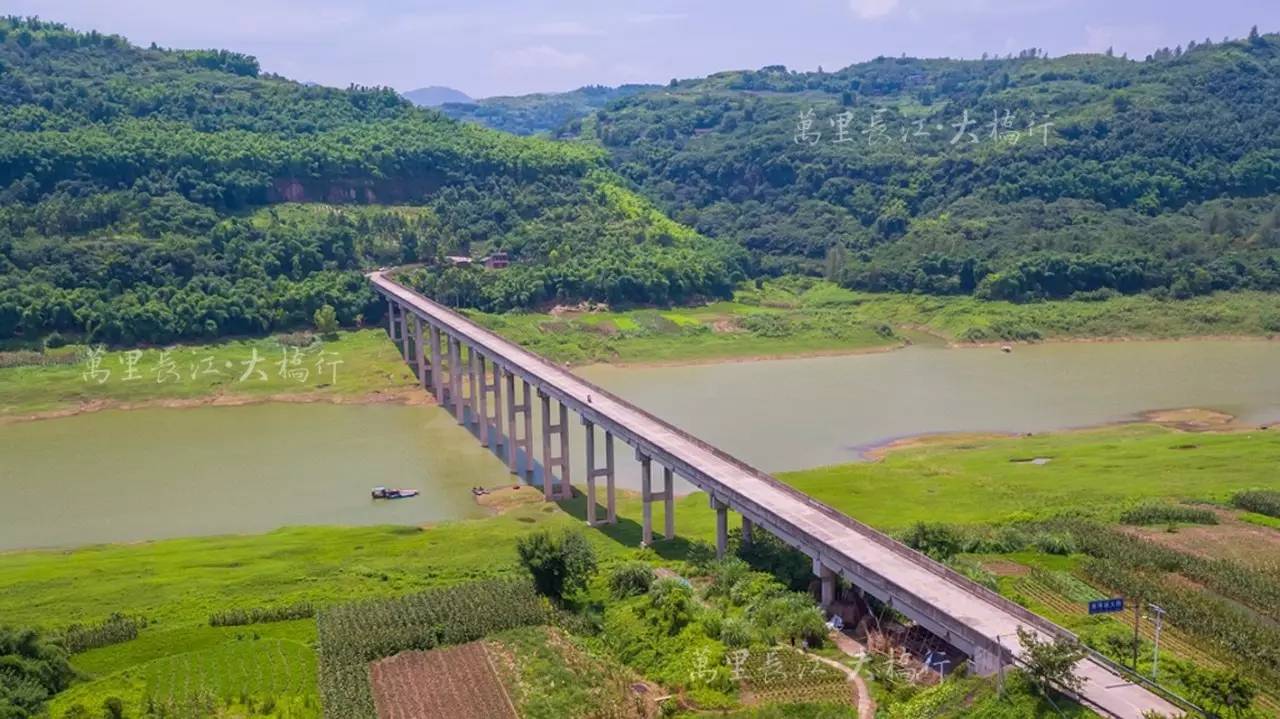 南坪坝大桥位于重庆市巴南区麻柳嘴镇,连接南平坝与长江南岸.