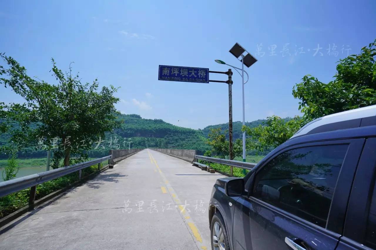 南坪坝大桥位于重庆市巴南区麻柳嘴镇,连接南平坝与长江南岸.