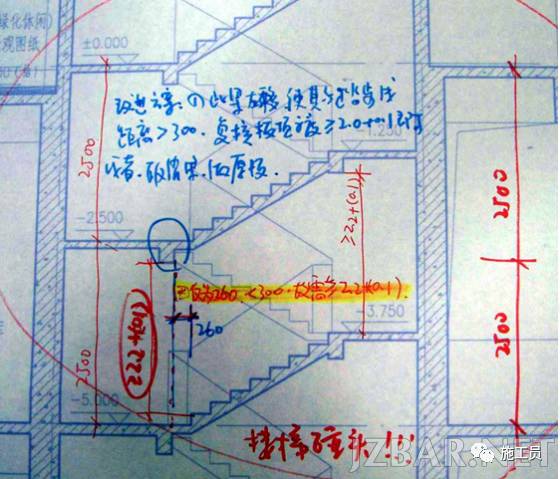 梯段最高和最低一级踏步前缘线"以外300范围内"量至直上方突出物下缘