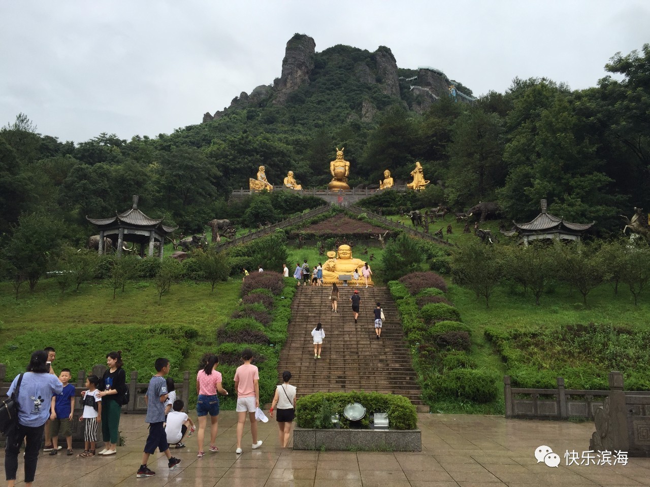 马仁奇峰" 绝壁天梯玻璃栈道 "建设于景区内雄伟的主峰——太阳山的