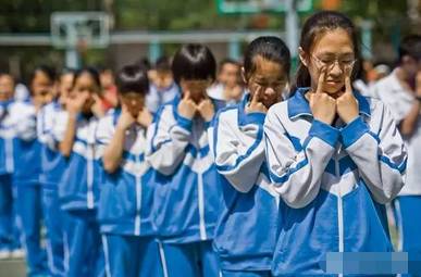 都说中国校服丑,但是最近有些韩国人表示:好羡慕中国校服,好想穿啊!