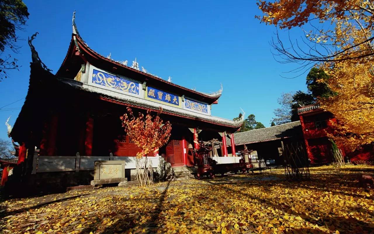 天皇寺为越西古十景之首,建在海拔1000多米的青龙山颠,位于大屯乡大兴