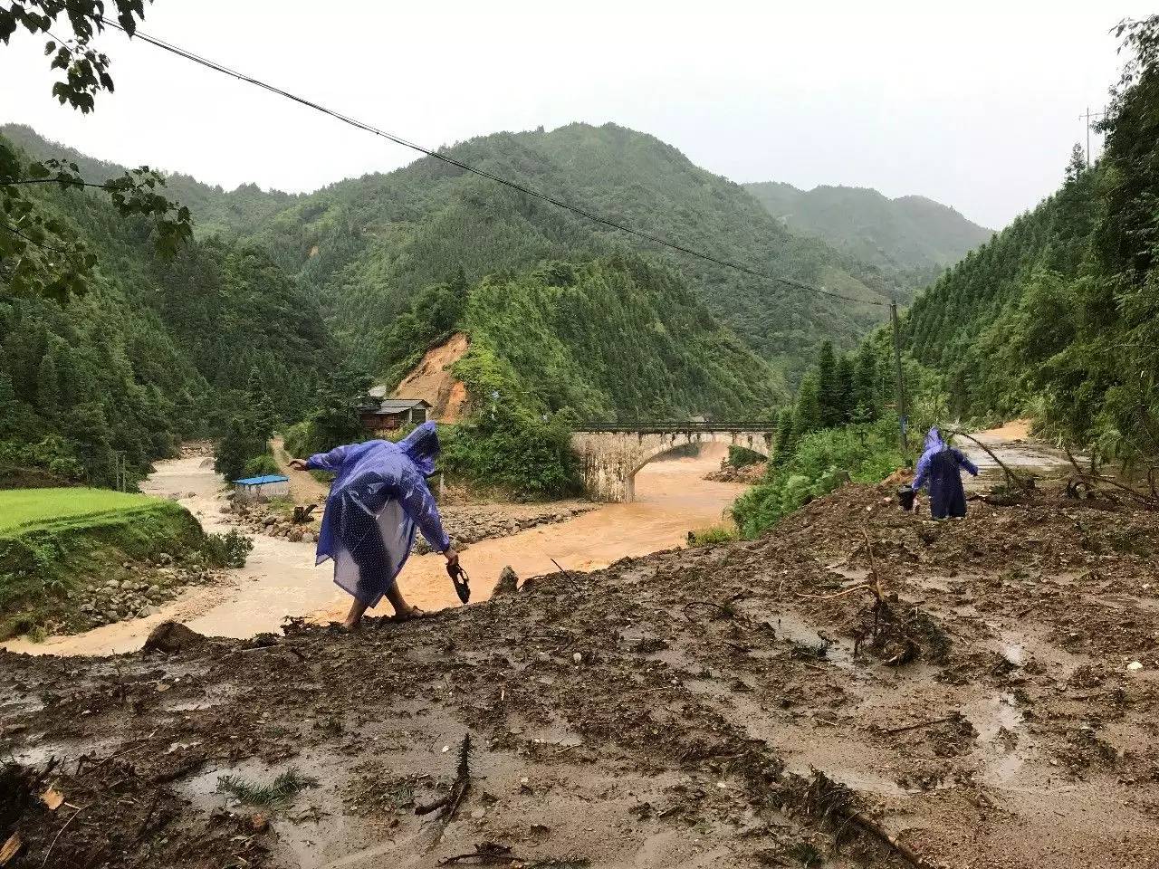 柳州融水突围记丨广西日报记者失联数十小时在穿越40处塌方后发回灾区