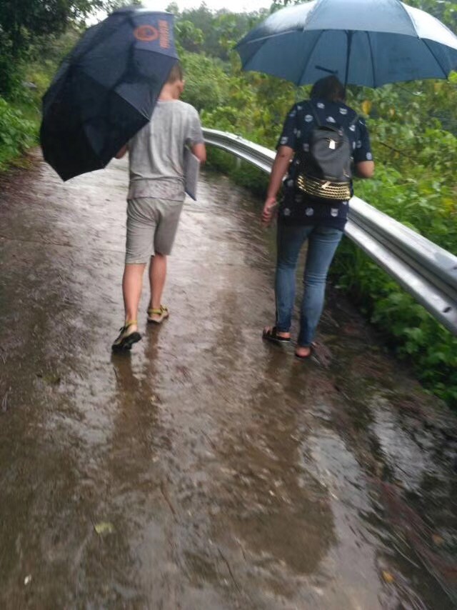 车在滂沱的雨中象摇曳的小船,人在泥泞的水中艰难前行.