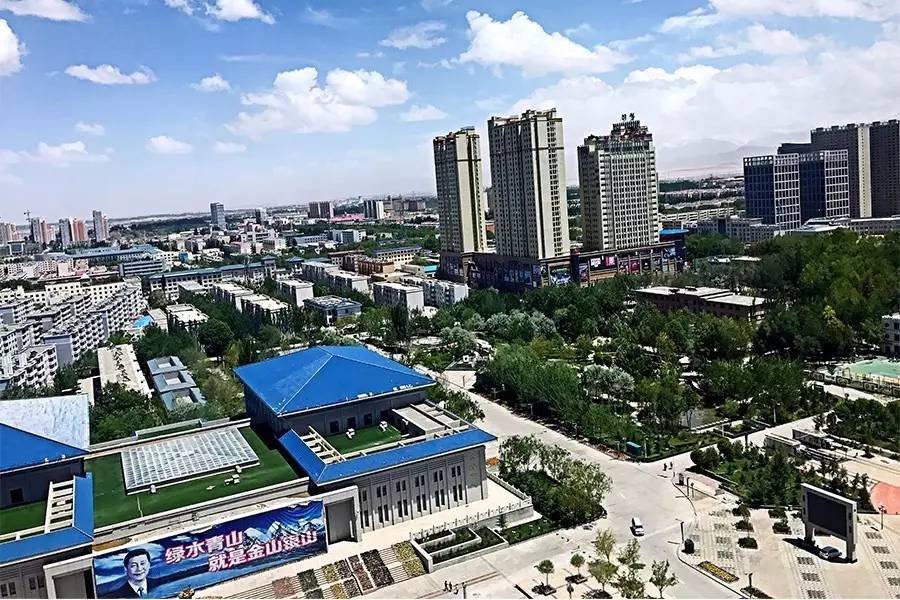 因青藏公路而生的格尔木,已发展成青海省第二大城市.