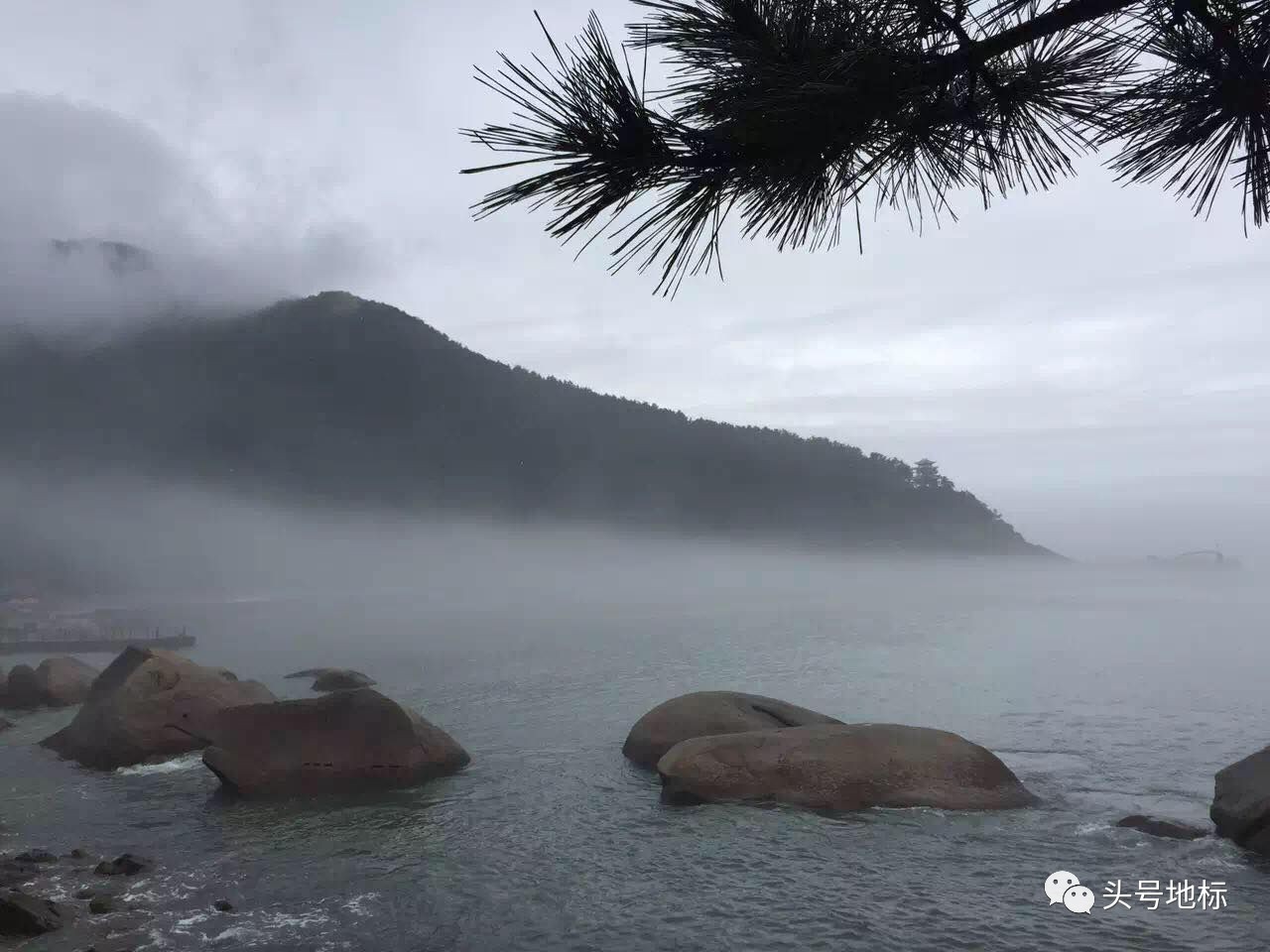 因为云遮雾障,山与海的一切细节皆悄悄隐去,只剩下轮廓,线条和影子.