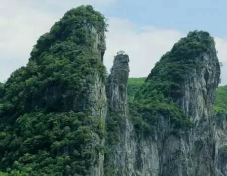 位于贵州六盘水钟山区东郊月照乡的"天下最美奇峰"——神雕峰