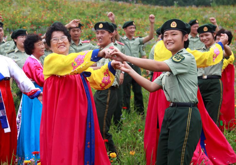 吉林图们:边防官兵与朝鲜族老人共庆"老人节"