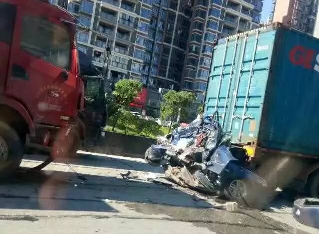 死两人凤岗东深二路最近车祸数据:【视频】看一下东深二路的车流唯一