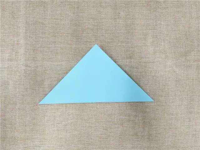 制作步骤: 1,将正方形的彩纸对折成三角形.