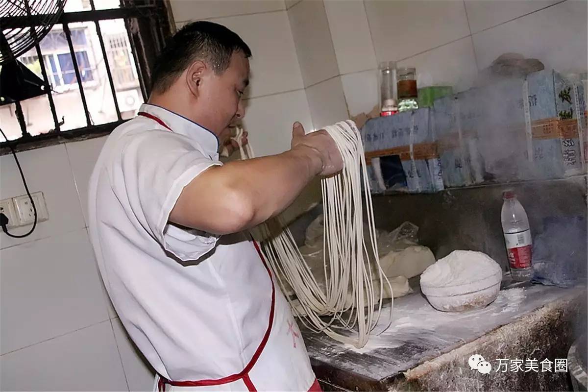 面馆大了,生意比老店更红火,周师傅找了专门的拉面师傅,汤头这一块