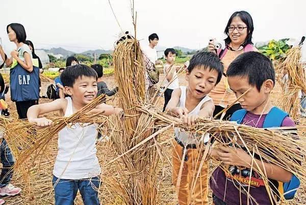 比如,和孩子一起亲手制作稻草人 ▼