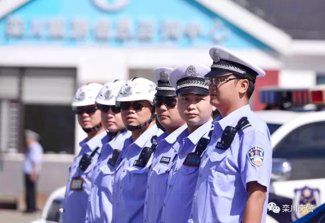 栾川县交警大队按照既定的方案,应急预案,在县高速免费活动指挥调度