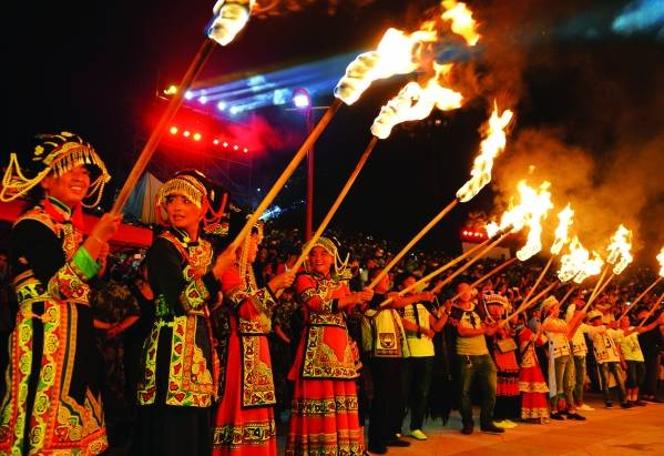 贵州彝族火把节狂欢夜high翻全场!你去玩火了吗?