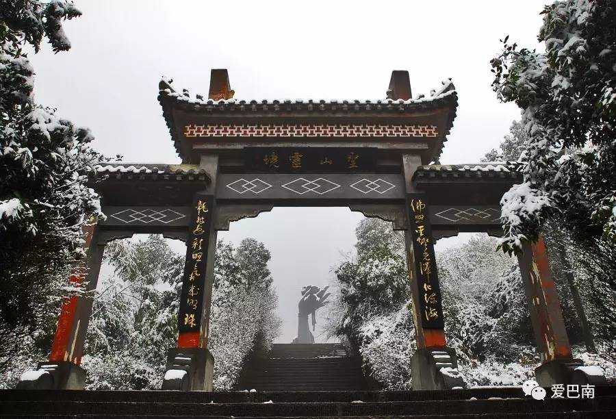 红叶满天圣灯山风景区山门落日下的余晖石岭山