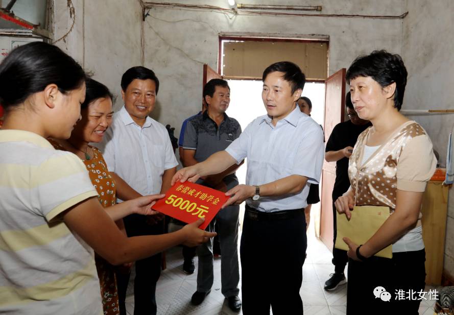 任东来到甄子悦家中,与17岁的甄子悦及其母亲亲切交谈,了解到家庭5口