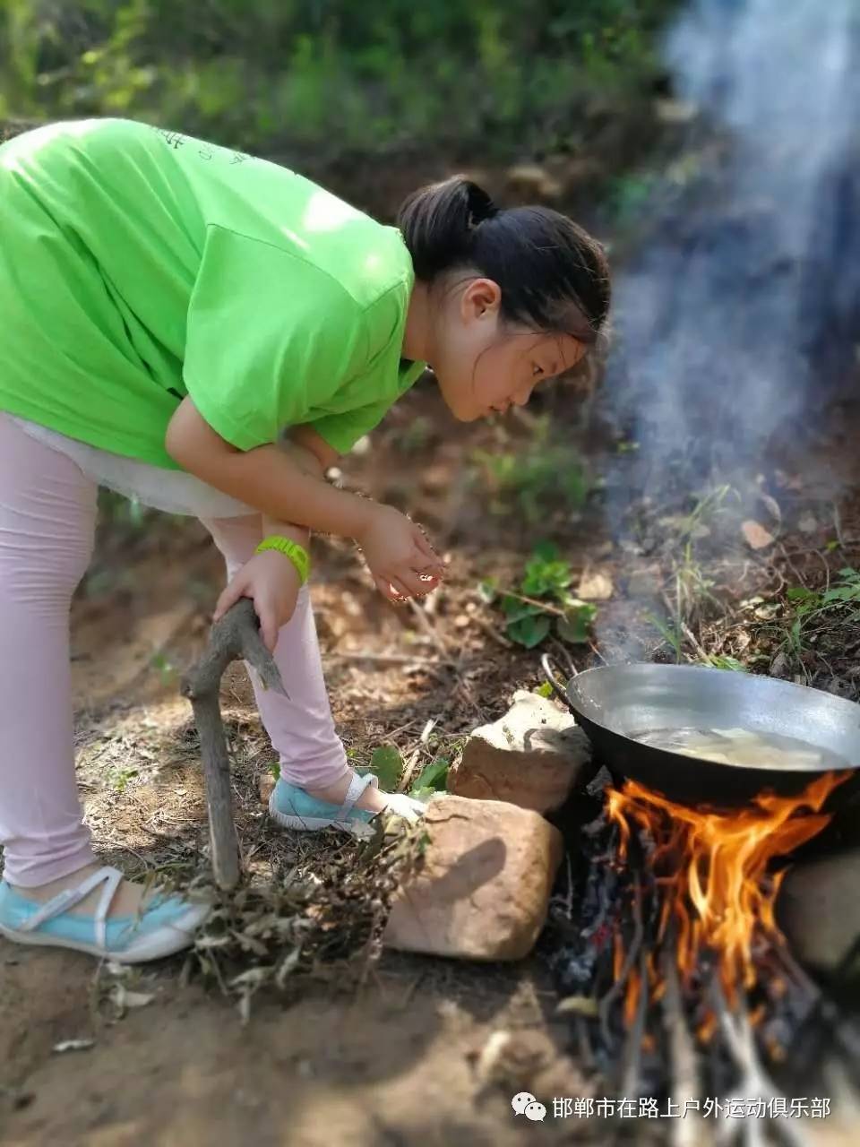 生火做饭,一样都不能少,小队员们在教练的指导下学习如何生火,架锅