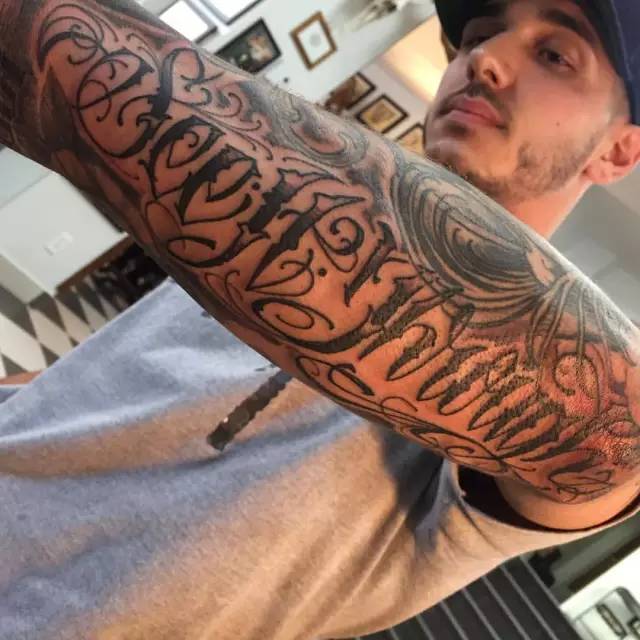这家伙凭着他的花体字在纹身界被称为"字皇"!