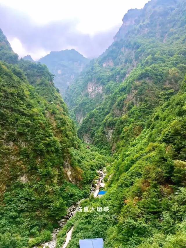 该桥坐落于积石山县大河家镇大墩峡大峡谷景区,桥身采用特殊玻璃契合