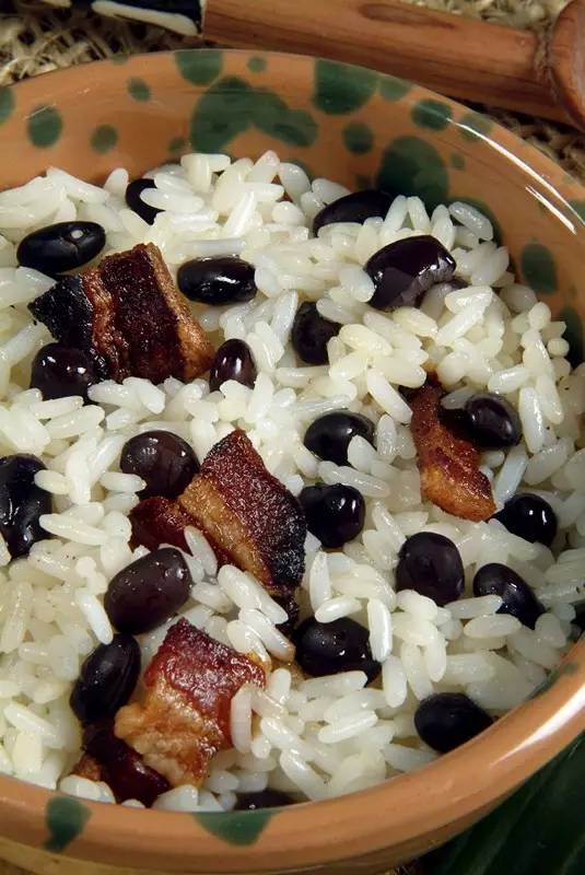 在米饭里加入黑豆一起煮,吃饭也不会                    .
