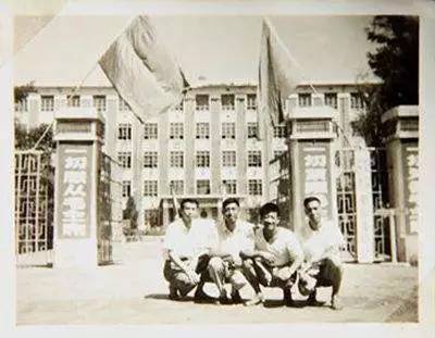 北京服装学院原名北京纺织工学院,1961年更名为北京化学纤维工学院