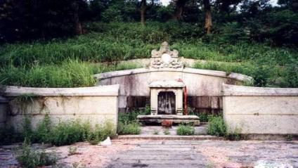 钟玉岩葬于萝岗洞迳子村后馒头山西坡上,墓地为崔与之所赠