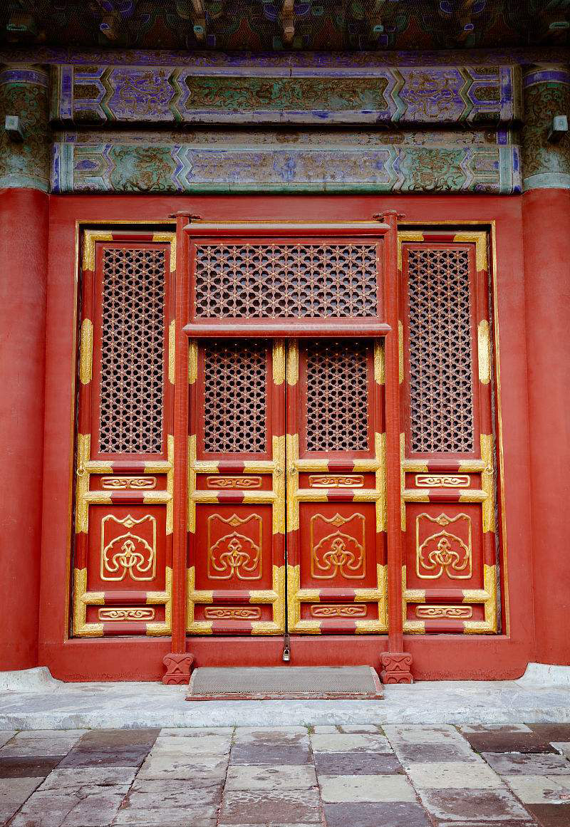 门是中国古代建筑中最重要的一个组成部分,它不仅是人们出入的通道