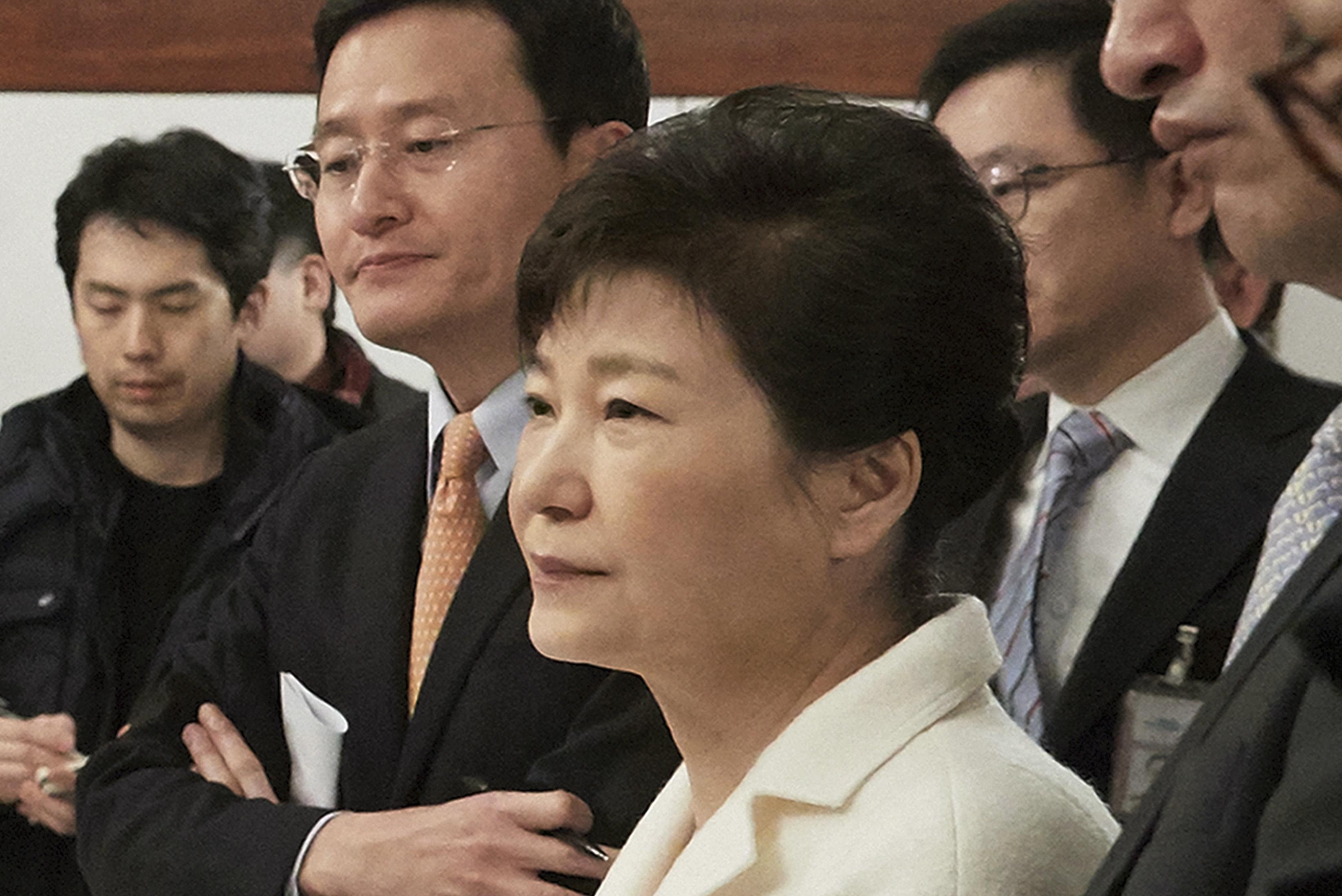 韩国前总统朴槿惠因腰疼住院 穿病号服坐轮椅、多人随行-侨报网