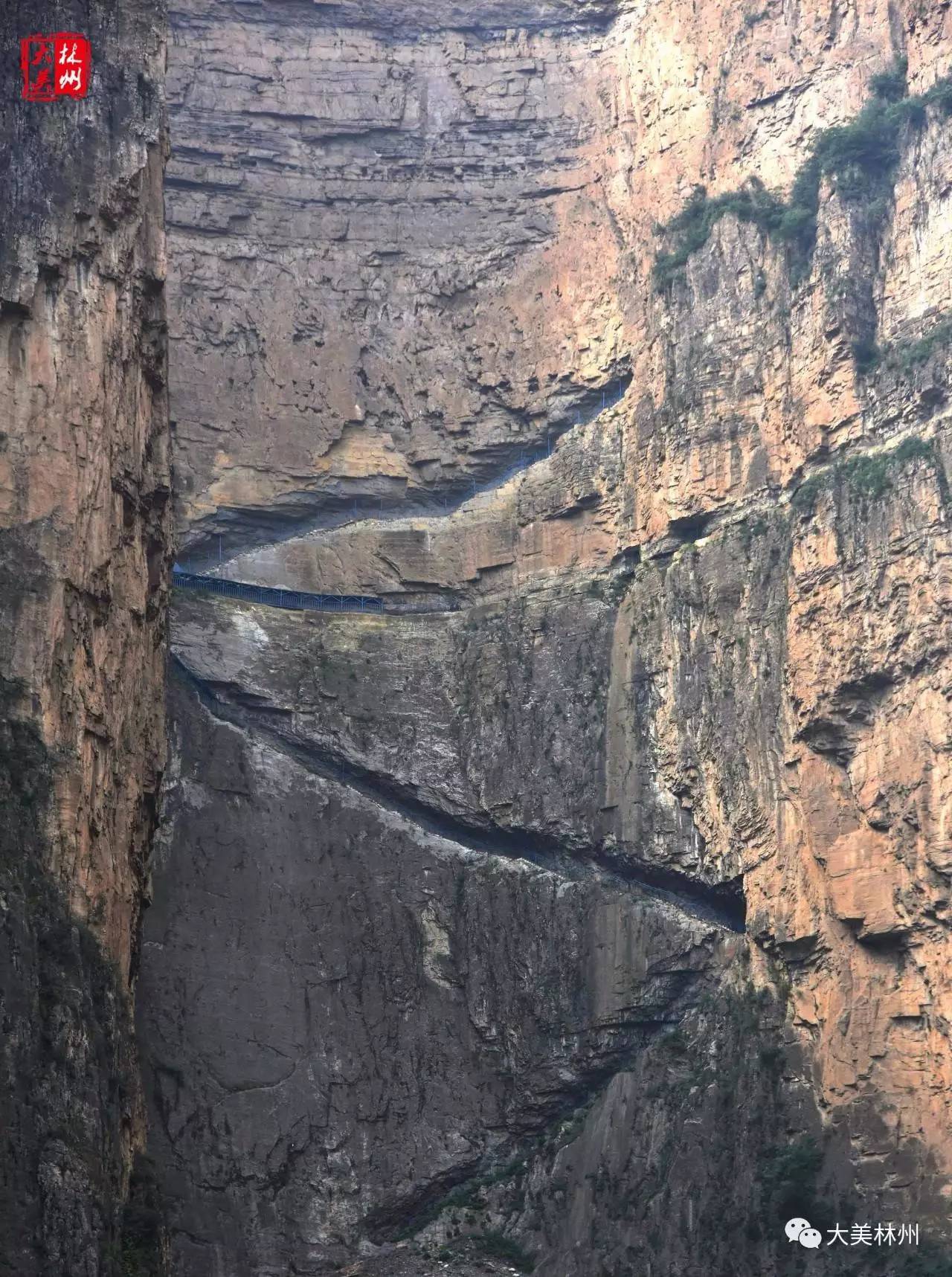 在南太行林州太行大峡谷桃花洞村西侧山崖,有这样一条挂在悬崖上的