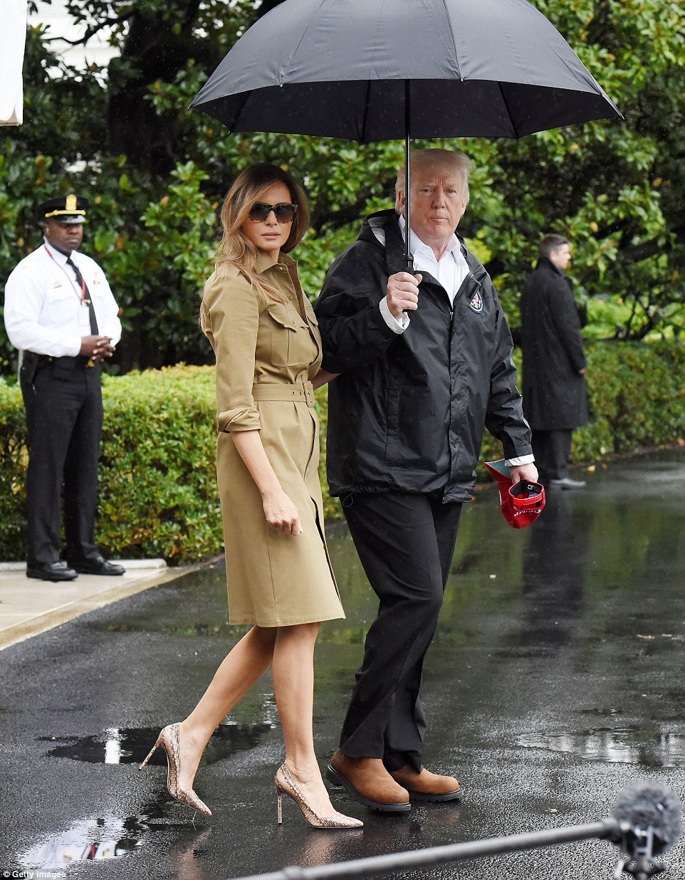 特朗普二次视察得州灾区,为第一夫人暖心撑伞