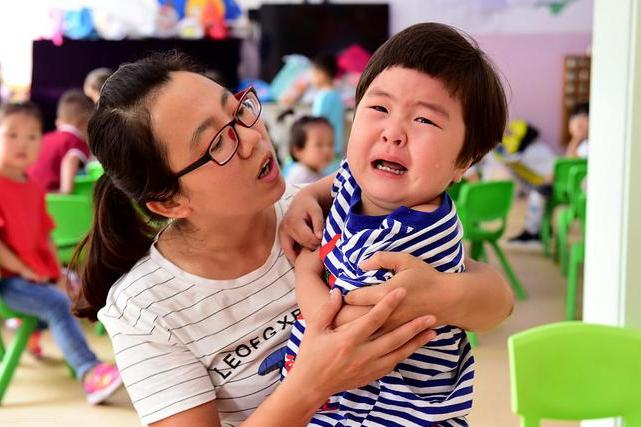 别再趴门爬窗偷看了，孩子在幼儿园总有些你不知道的事！