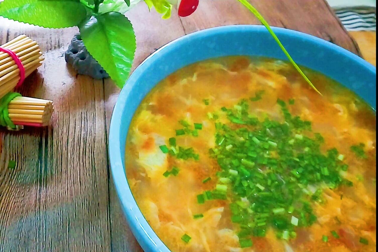 东北疙瘩汤的家常做法，10分钟做一锅，适合冬季吃，热乎还营养_西红柿