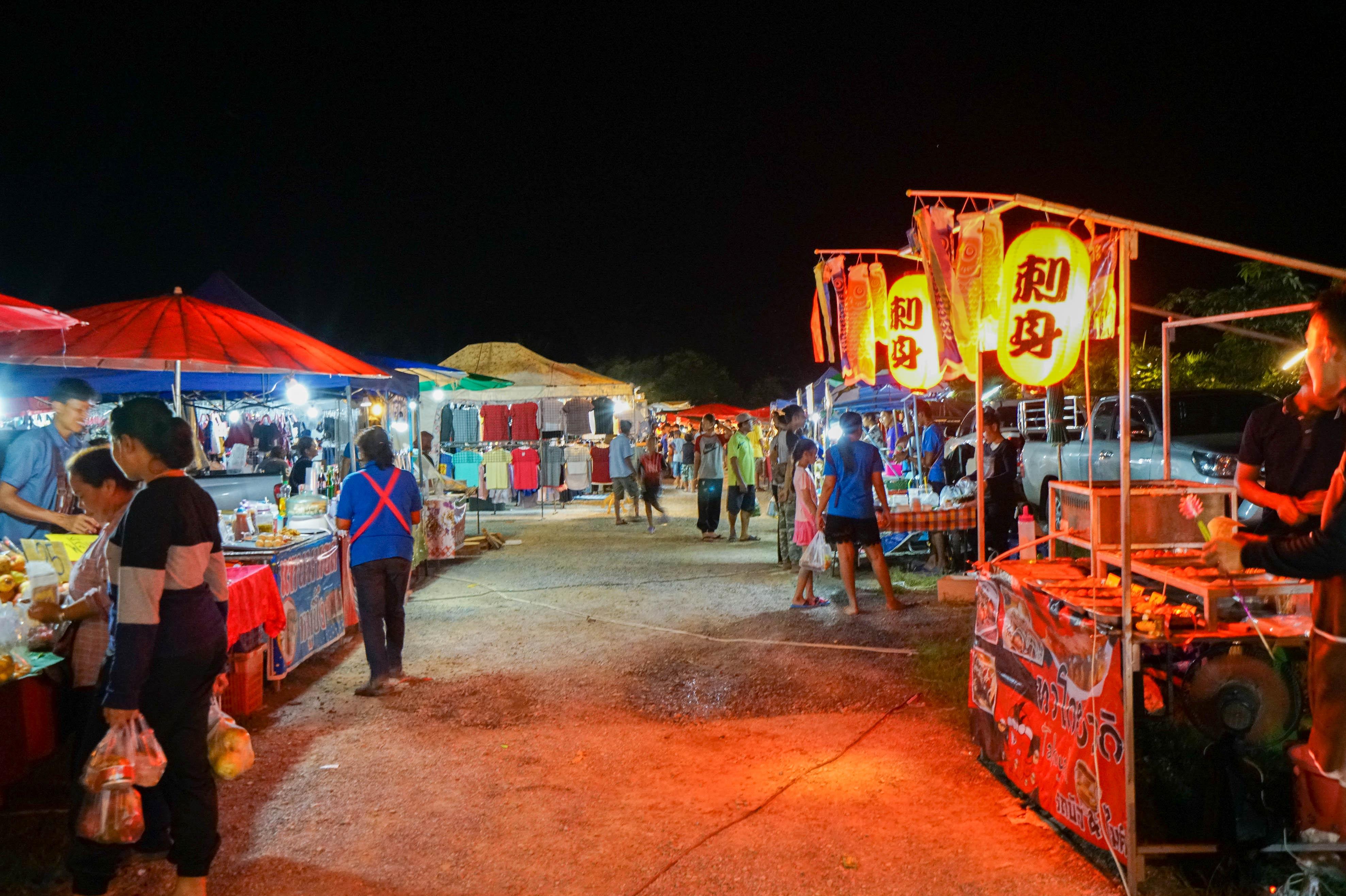 泰国最值得去的夜市，一条街700米，却是全世界游客的购物天堂_水果