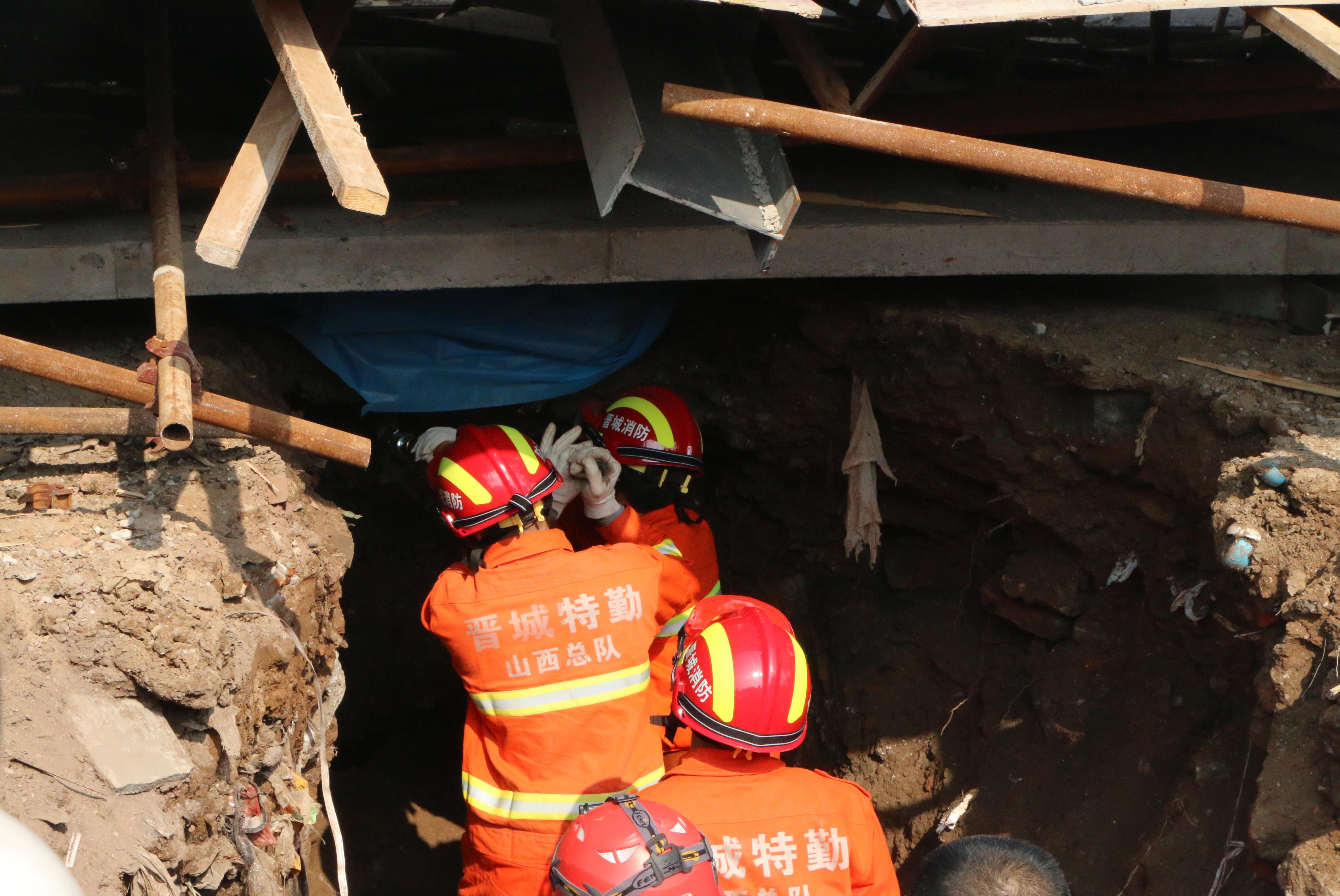 山西晋城一在建隧道塌方 致1人死亡5人被困(图)|塌方_新浪新闻